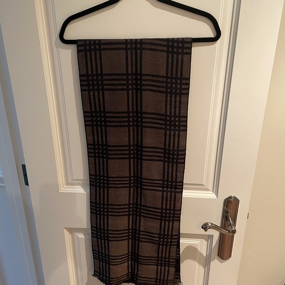 Tahari Light & Dark Brown Reversible Scarf - Picture 7 of 8